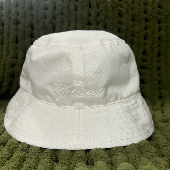 AUTHENTIC WHITE GUCCI BUCKET HAT SIZE LARGE